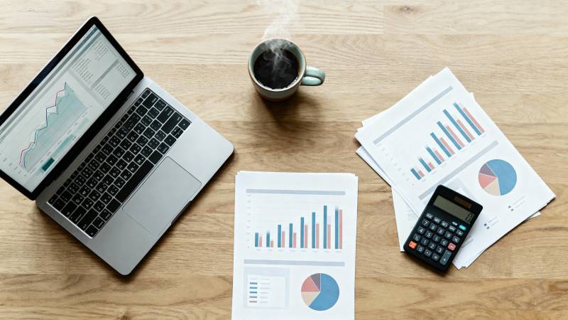 办公桌上的数据分析图片