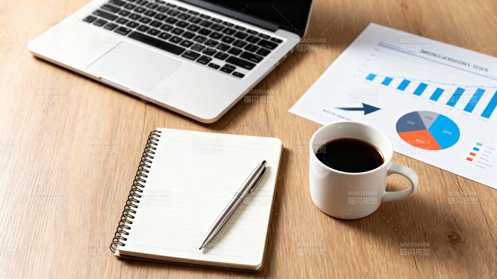 办公桌上的工作场景图片