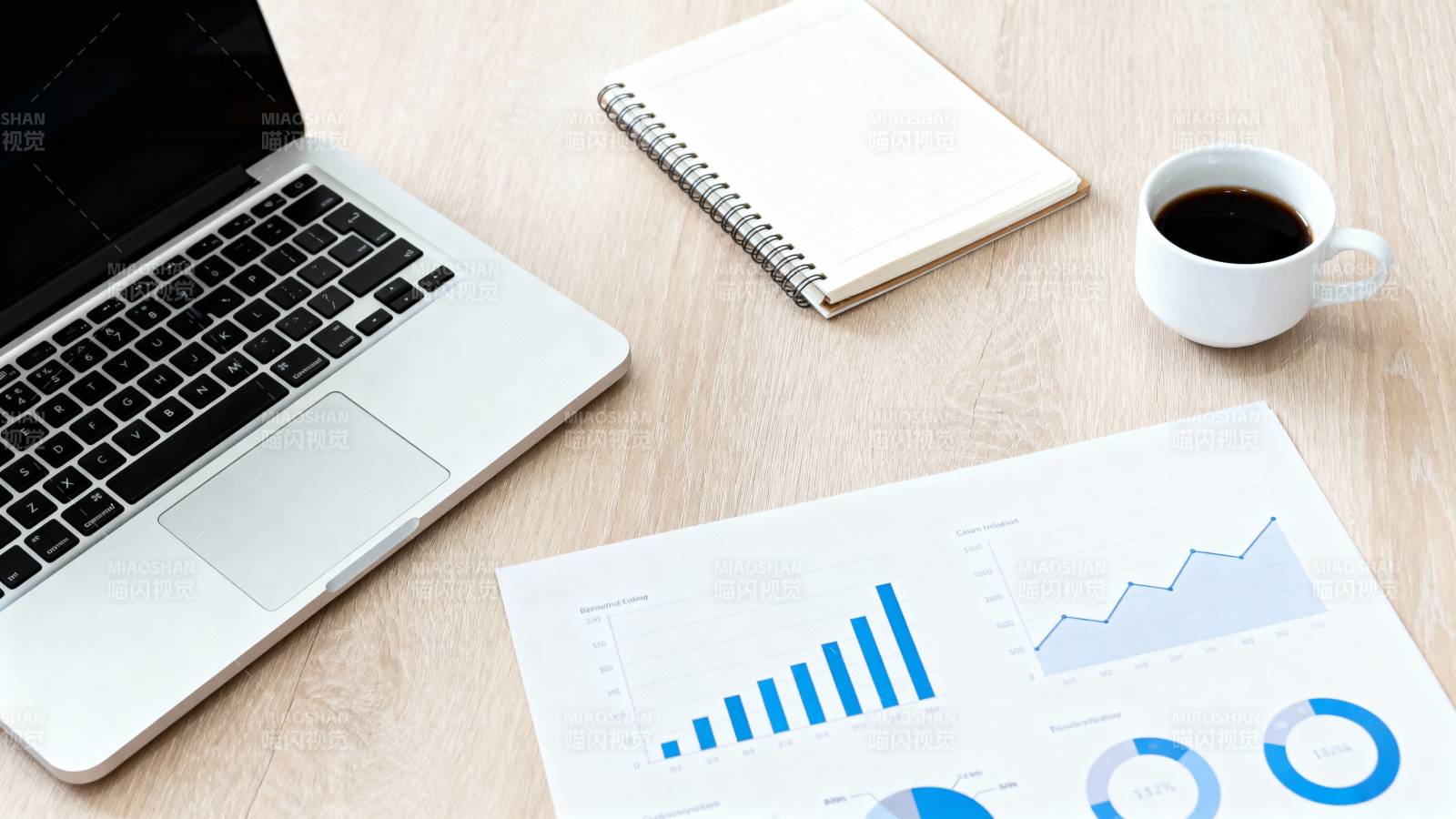 办公桌上的工作场景图片