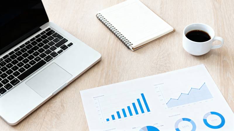 办公桌上的工作场景图片