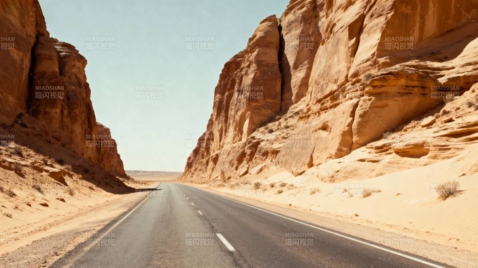 沙漠公路穿峡谷图片