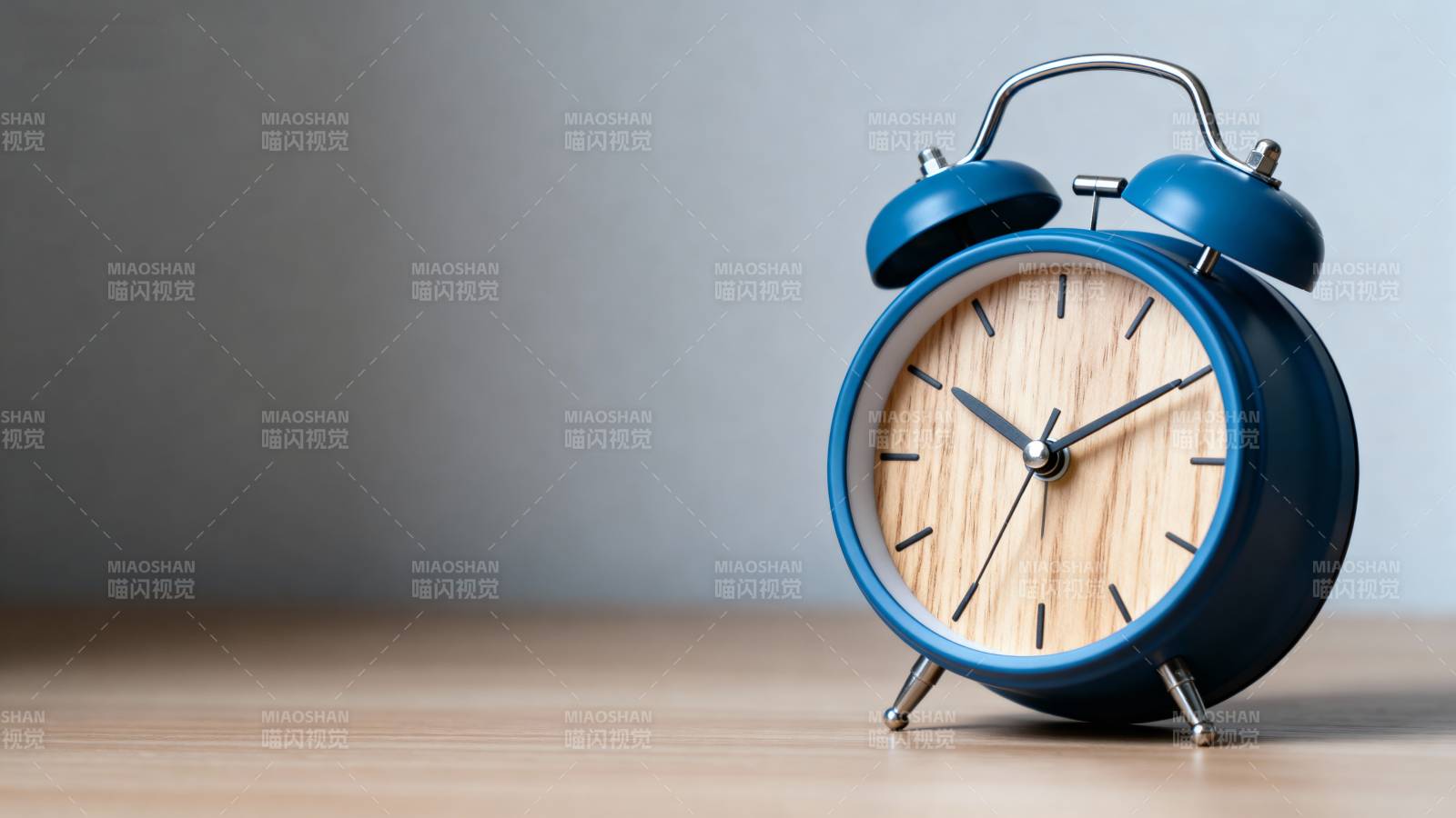 蓝色闹钟静置桌面图片