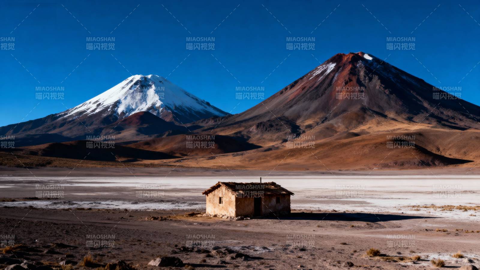 雪山下的孤屋图片