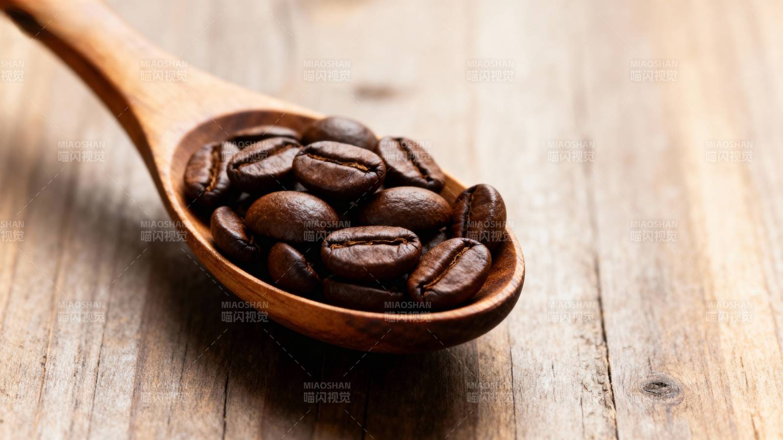 咖啡豆木勺特写图片