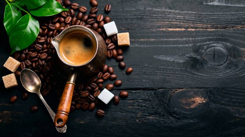 咖啡豆与手冲壶图片