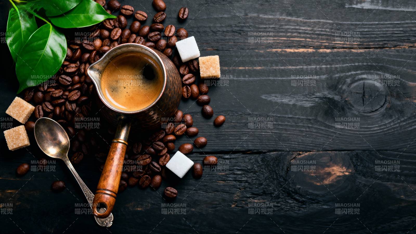 咖啡豆与手冲壶图片