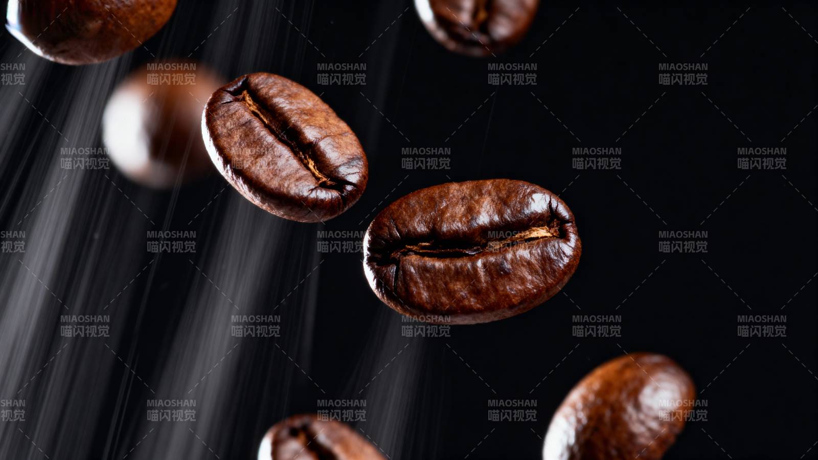 咖啡豆飘落瞬间图片