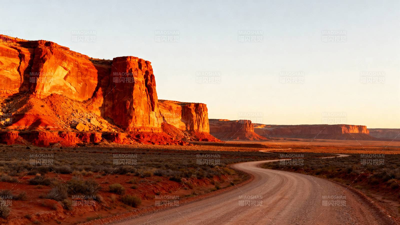 荒漠公路日落图片