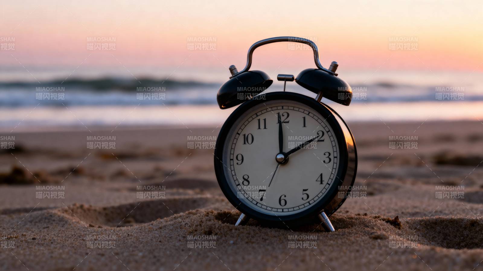 沙滩上的闹钟图片