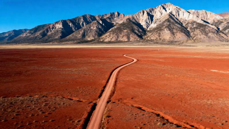 红土荒原蜿蜒路图片