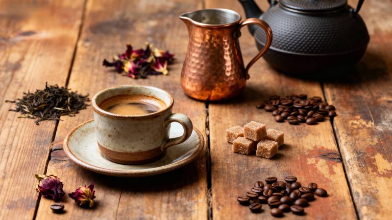 茶香四溢的木桌图片