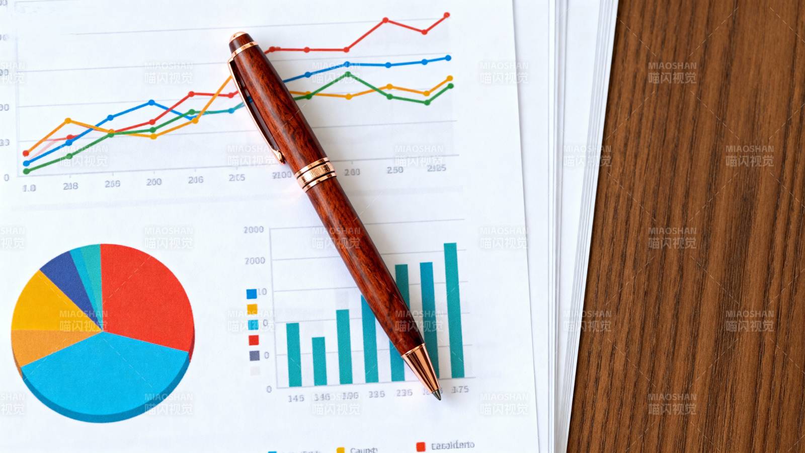 财务分析图表与笔图片