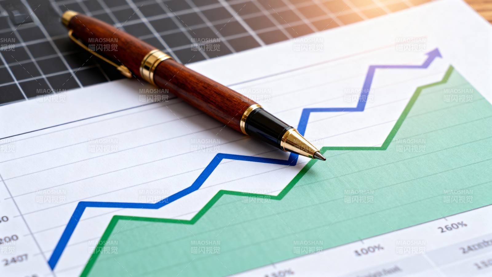 笔尖指向增长曲线图片