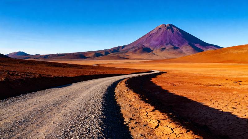 荒漠公路通向火山图片