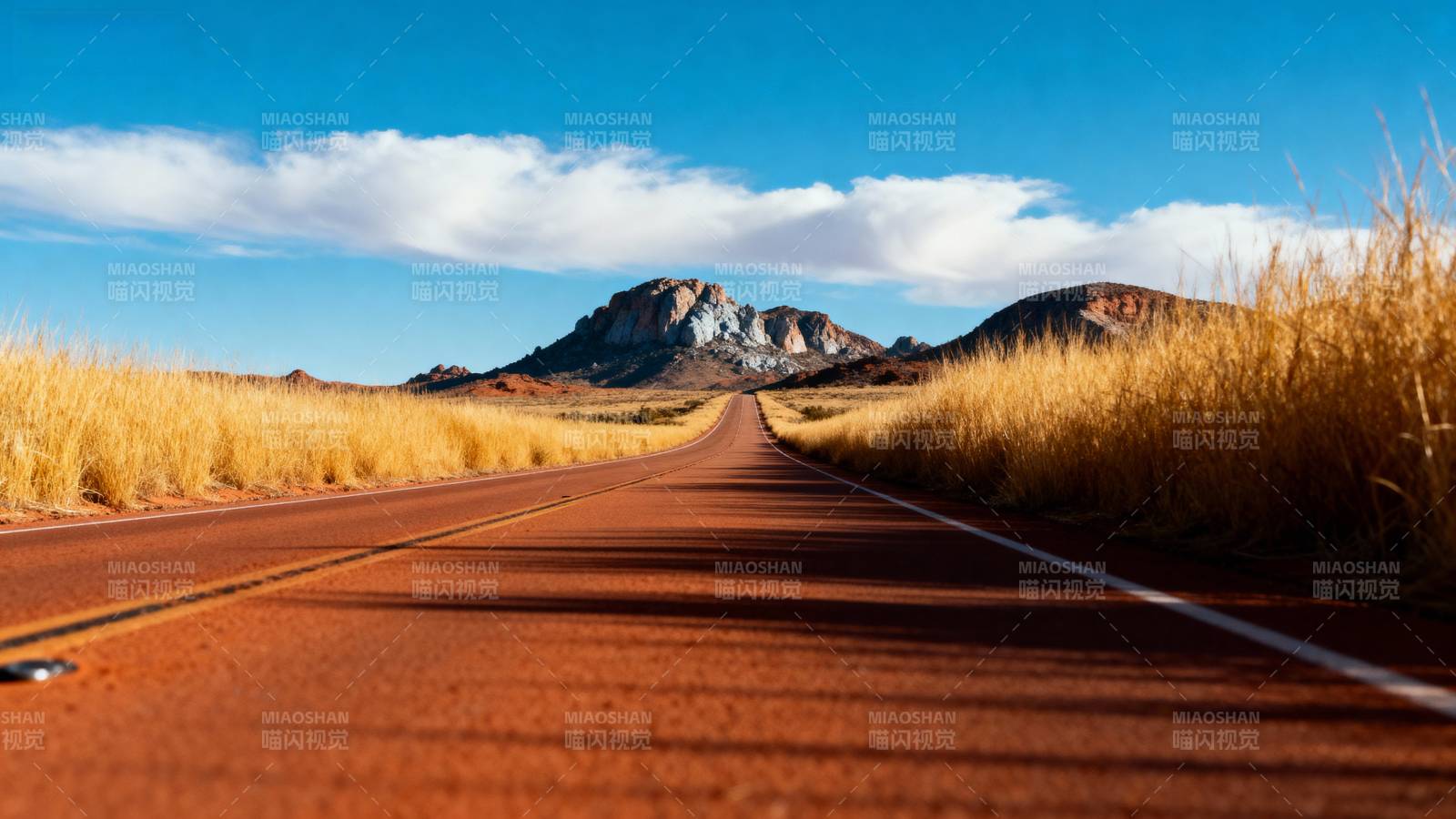 荒漠公路尽头山影图片