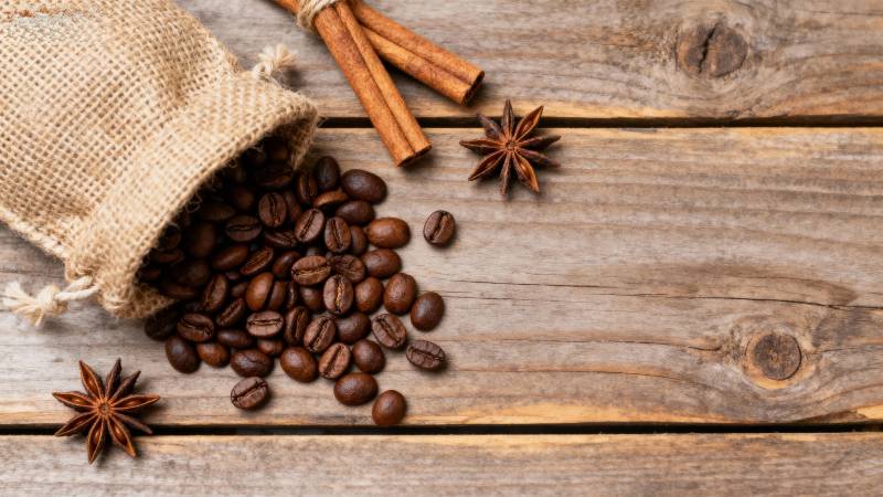 咖啡豆与香料静物图片