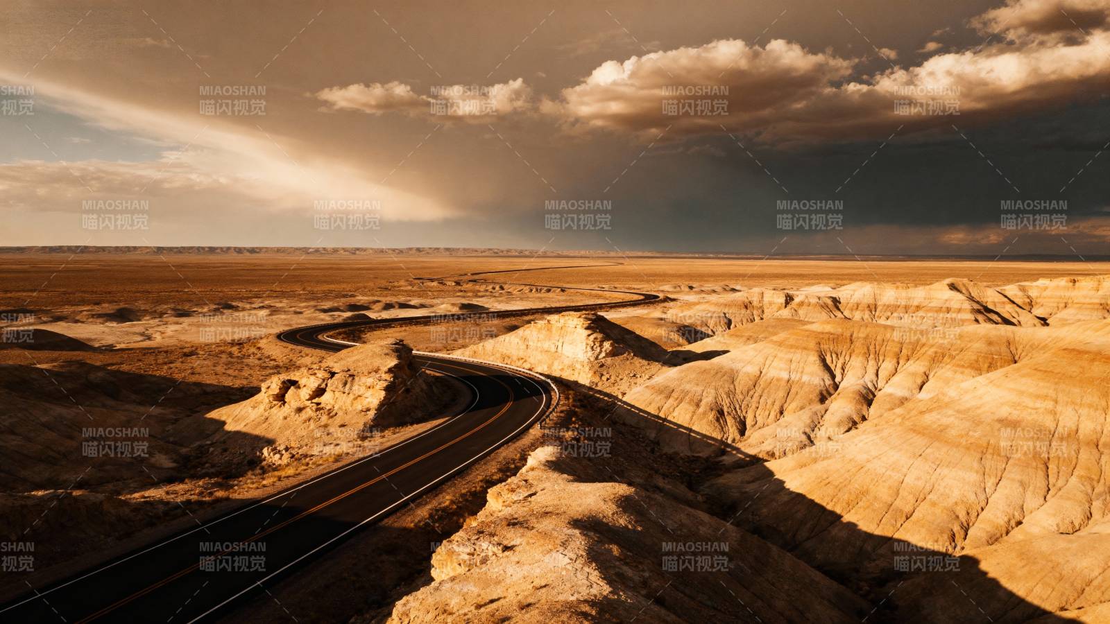 沙漠公路蜿蜒前行图片