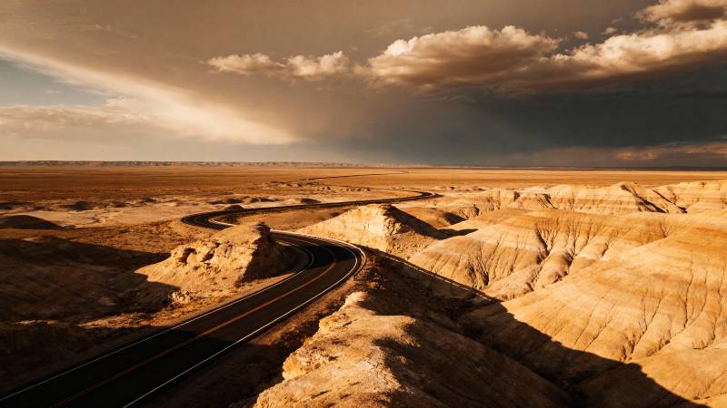 沙漠公路蜿蜒前行图片