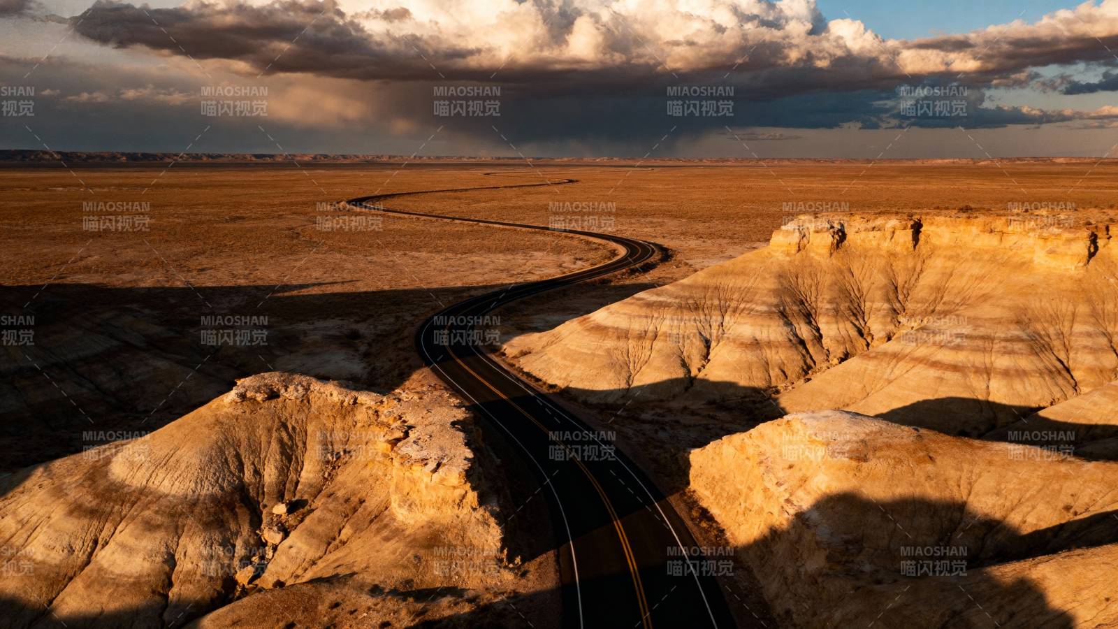 荒漠公路蜿蜒前行图片