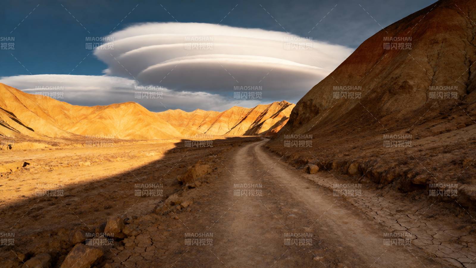 荒漠奇云路图片