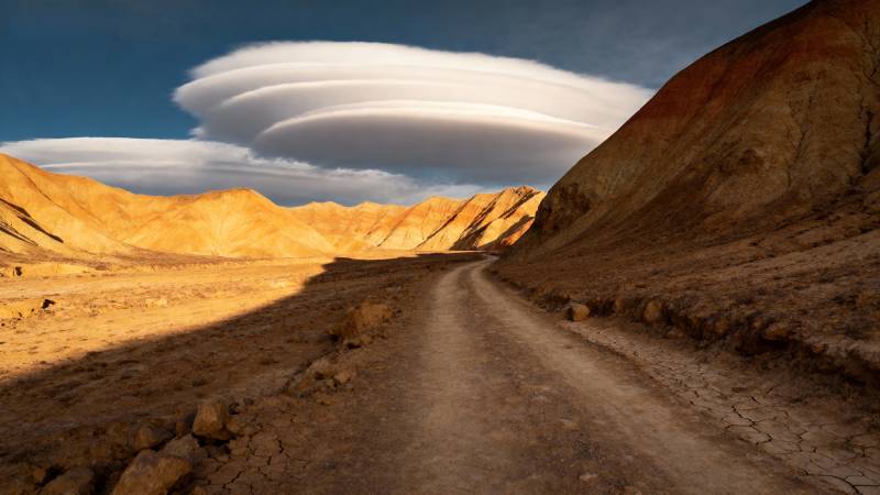 荒漠奇云路图片