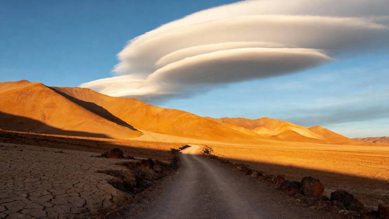 沙漠奇云景象图片