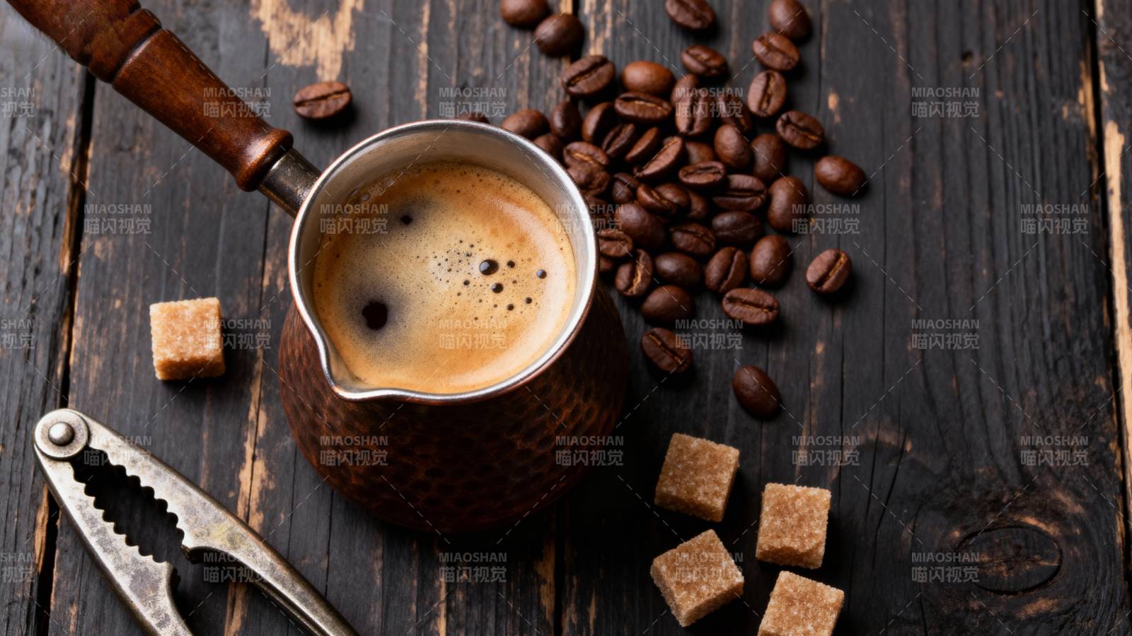 咖啡与糖块的静谧时光图片