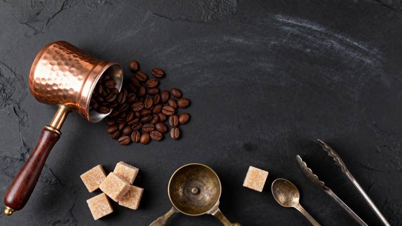 咖啡豆与铜壶静物图片