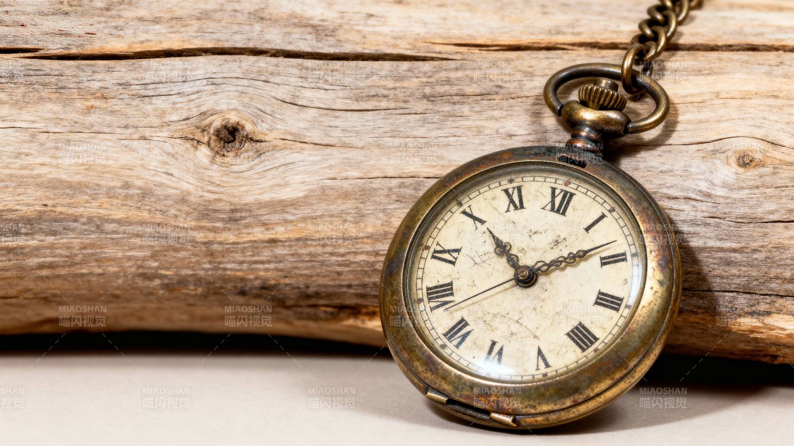 古董怀表静置木上图片
