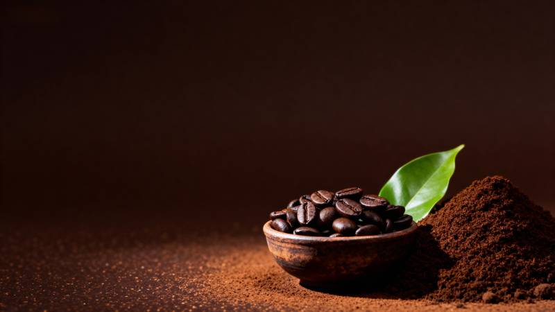 咖啡豆与绿叶静谧相伴图片