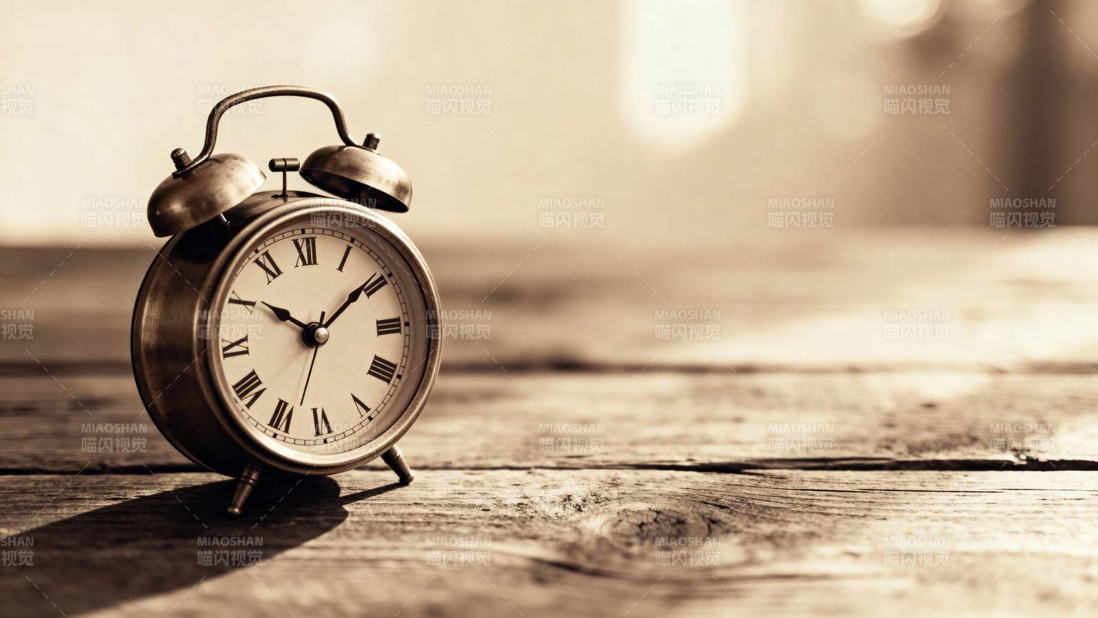 复古闹钟静置木桌图片