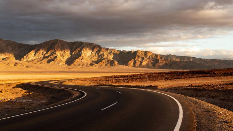 荒漠公路蜿蜒前行图片