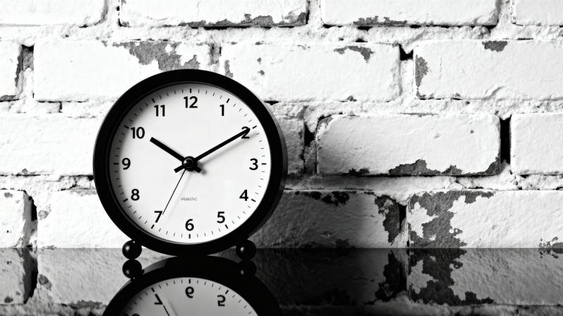 时钟与砖墙的静谧图片