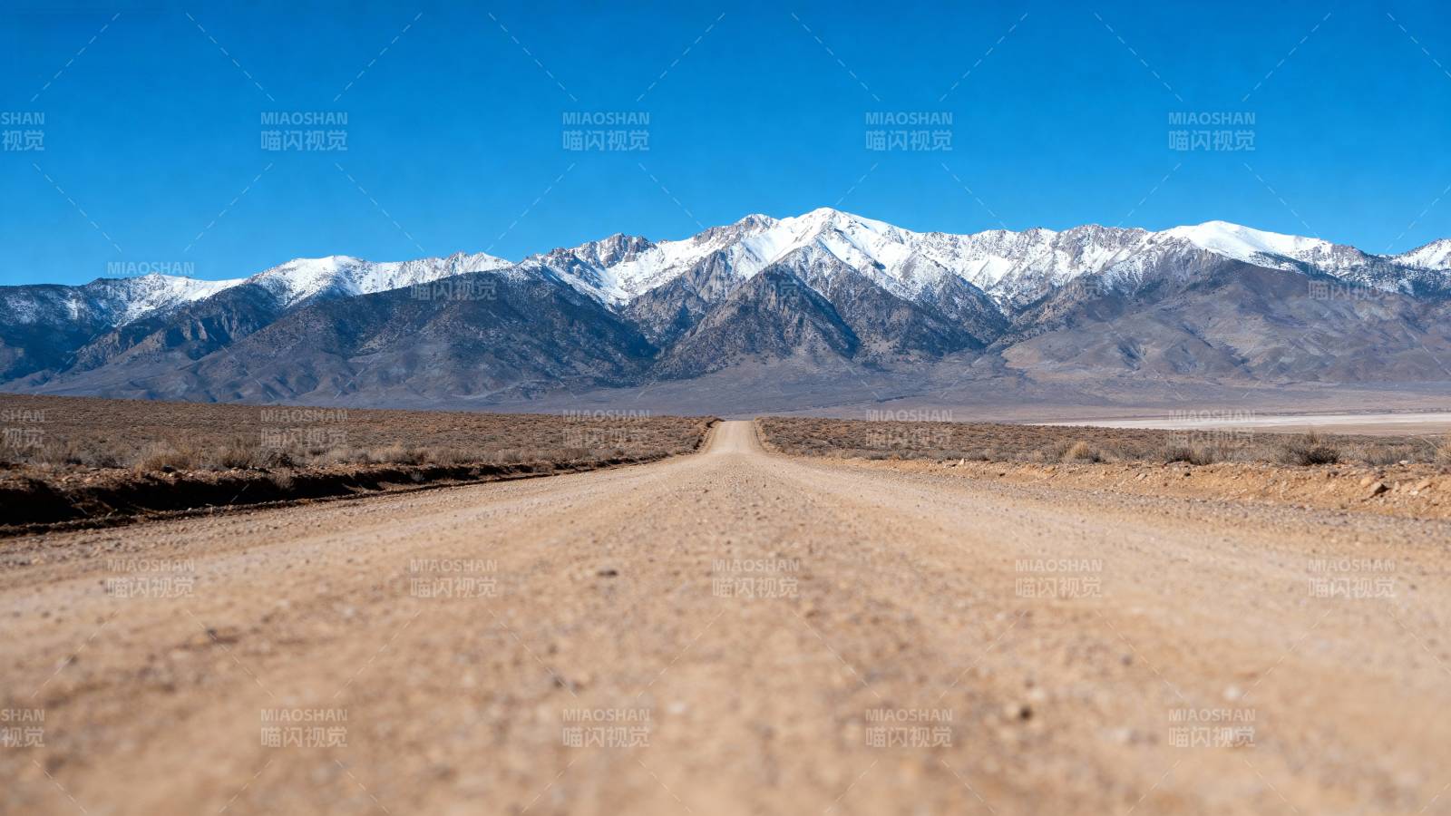 雪山下的荒漠公路图片