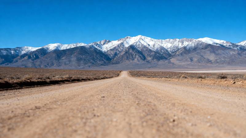 雪山下的荒漠公路图片