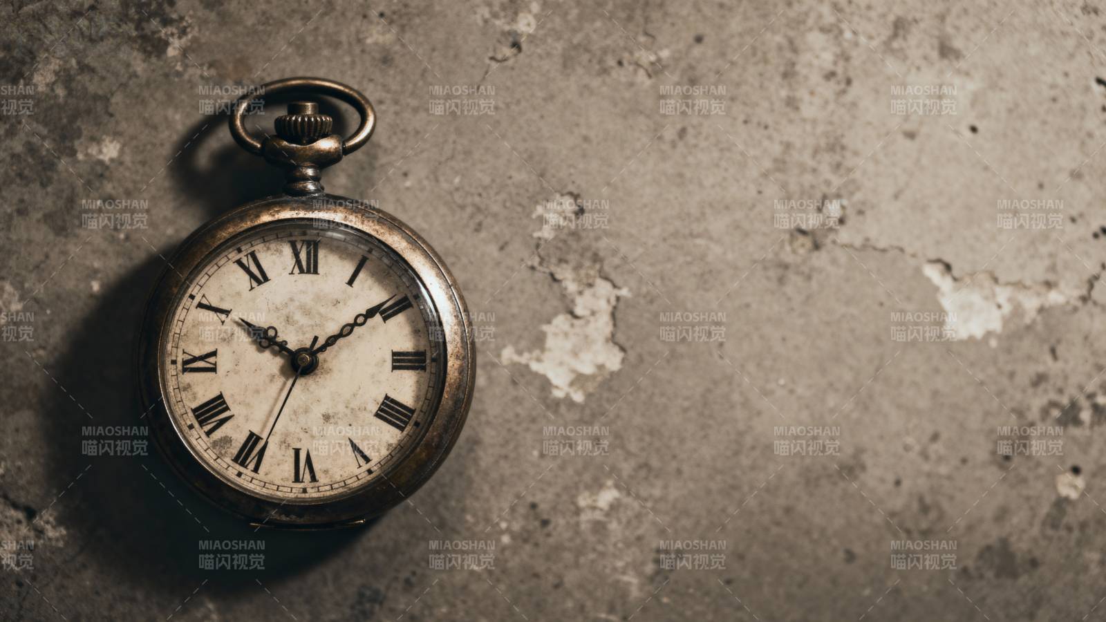 古钟静置旧墙图片