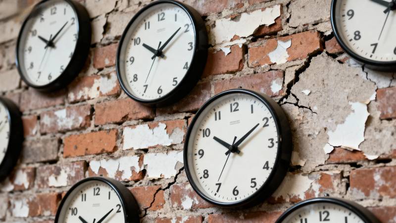 多钟挂墙 时光交错图片