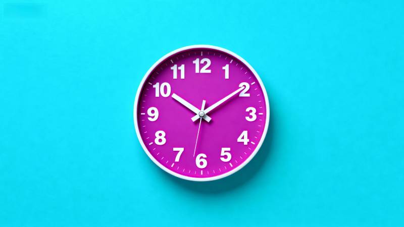 紫色钟表蓝色背景图片
