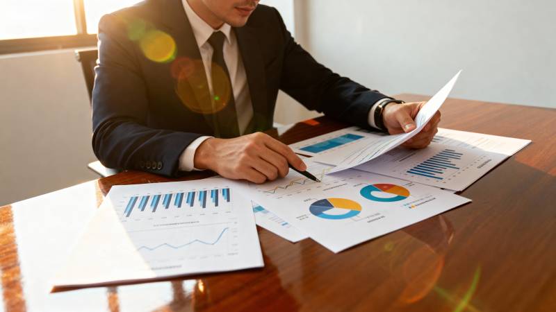 商务人士分析报表图片