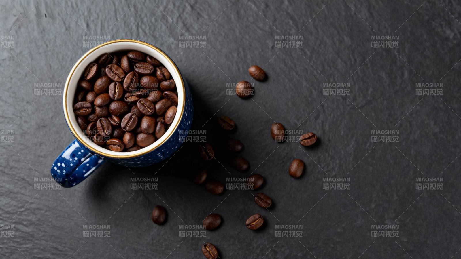 咖啡豆满杯香醇图片