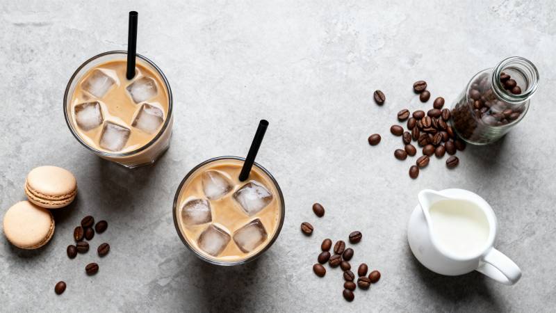 冰咖啡与咖啡豆图片