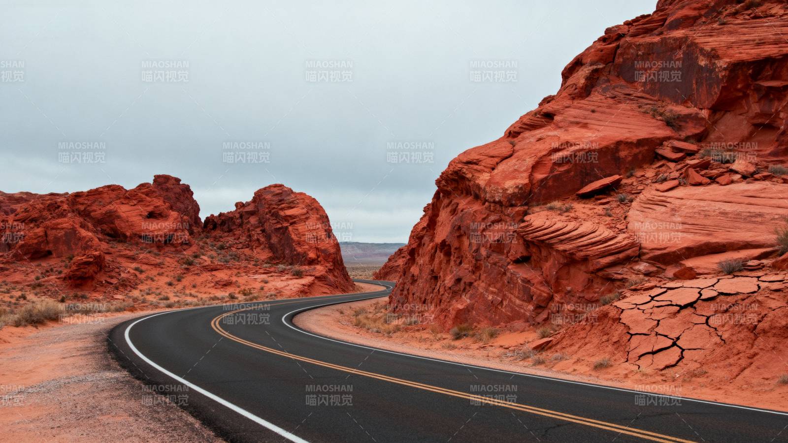 红岩公路蜿蜒前行图片