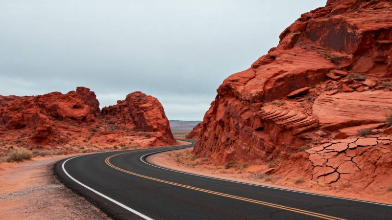红岩公路蜿蜒前行图片