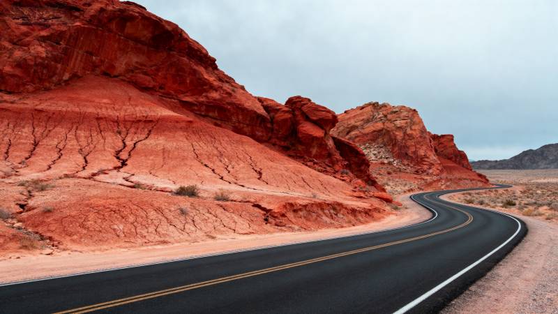 红岩公路蜿蜒前行图片