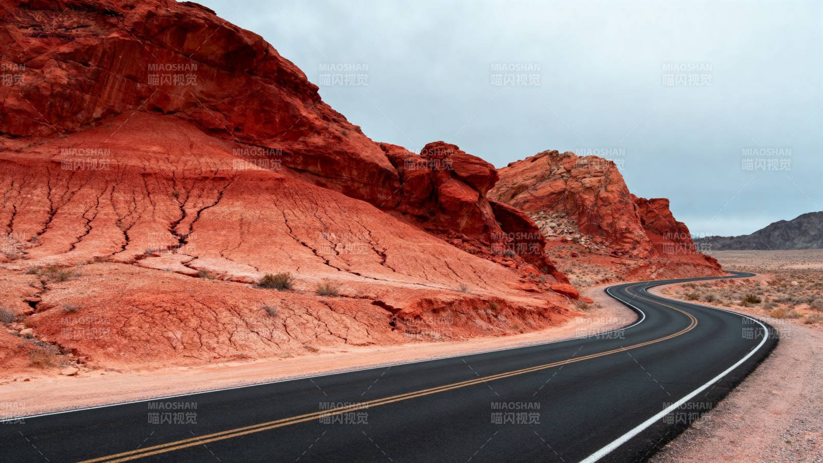 红岩公路蜿蜒前行图片