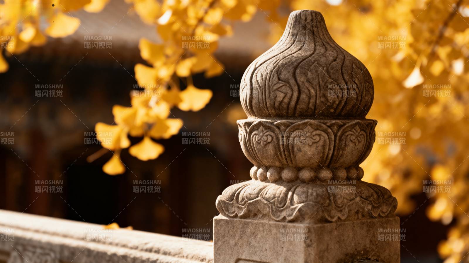 秋色中的石雕柱头图片