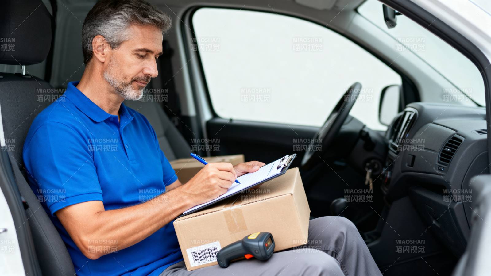 司机车内填写单据图片