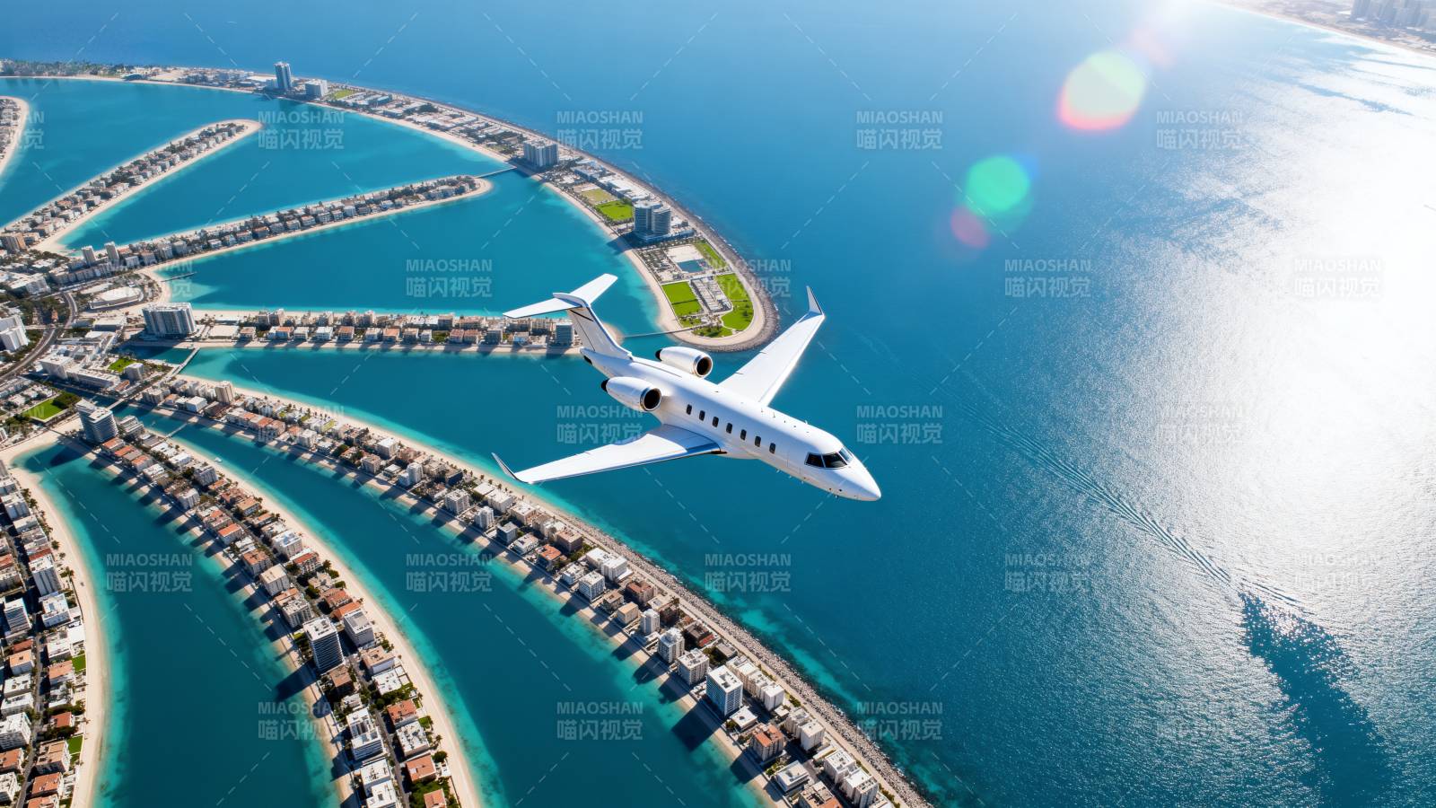 私人飞机飞越海滨城市图片
