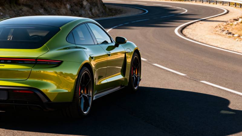 绿色跑车疾驰弯道图片