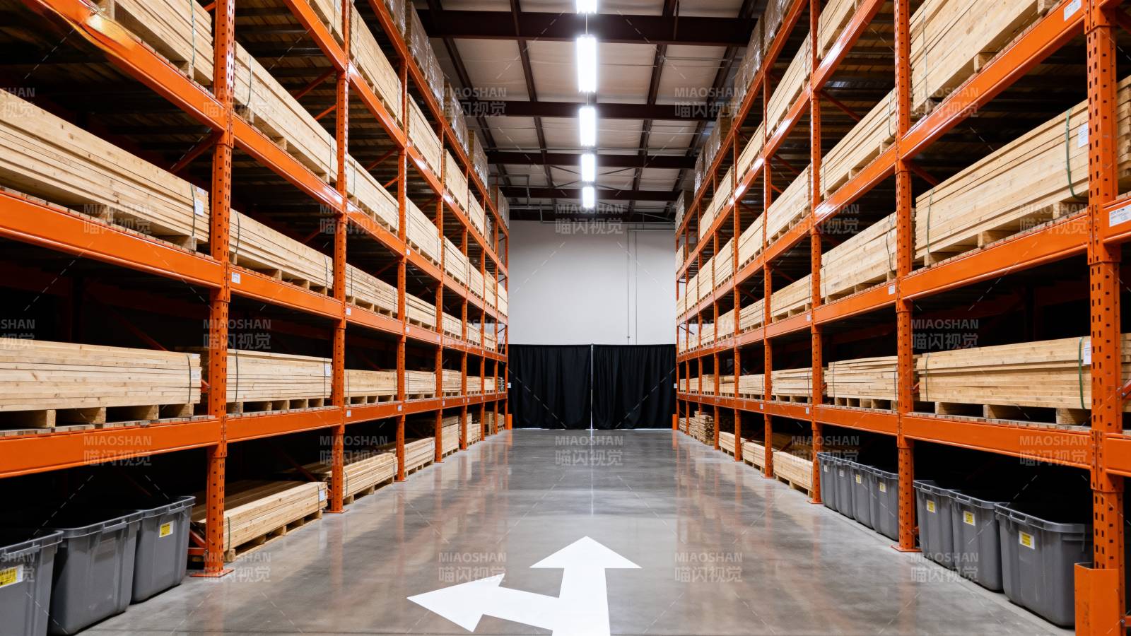 空旷仓库货架排列图片